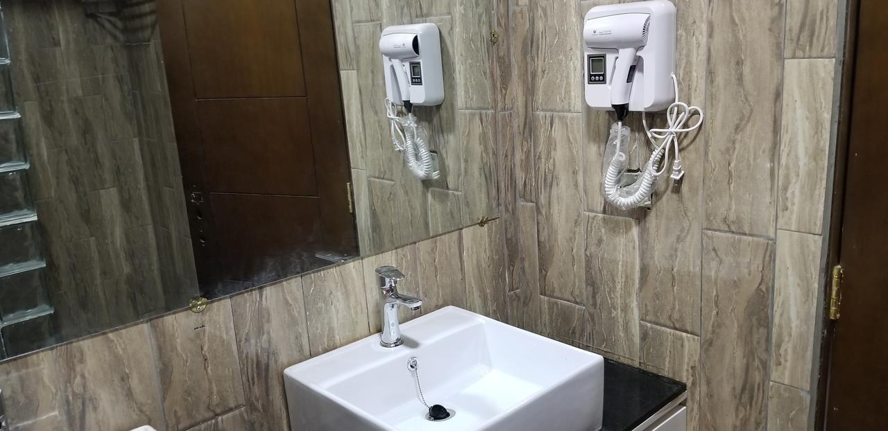 Metzy Residence Hotel Serrekunda Buitenkant foto