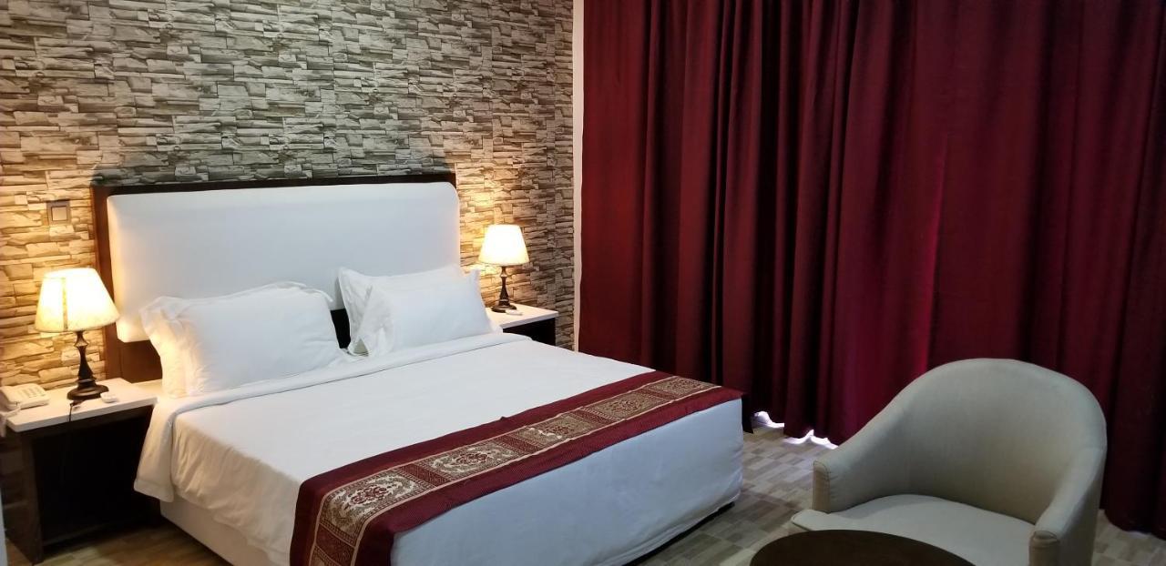 Metzy Residence Hotel Serrekunda Buitenkant foto