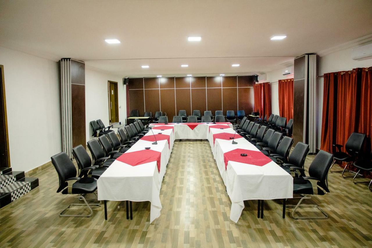 Metzy Residence Hotel Serrekunda Buitenkant foto