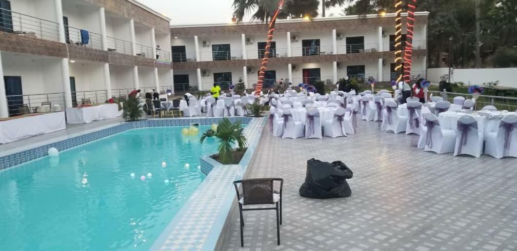 Metzy Residence Hotel Serrekunda Buitenkant foto